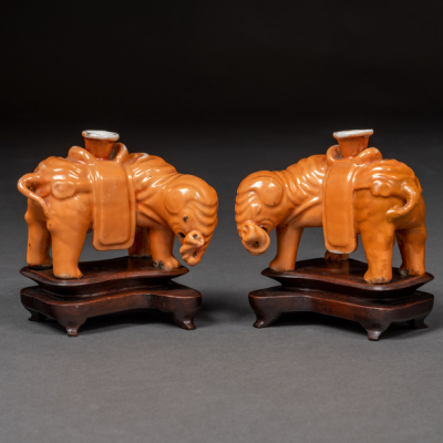 Pareja de candeleros en forma de elefante en porcelana china de Compañía de Indias, S. XVIII