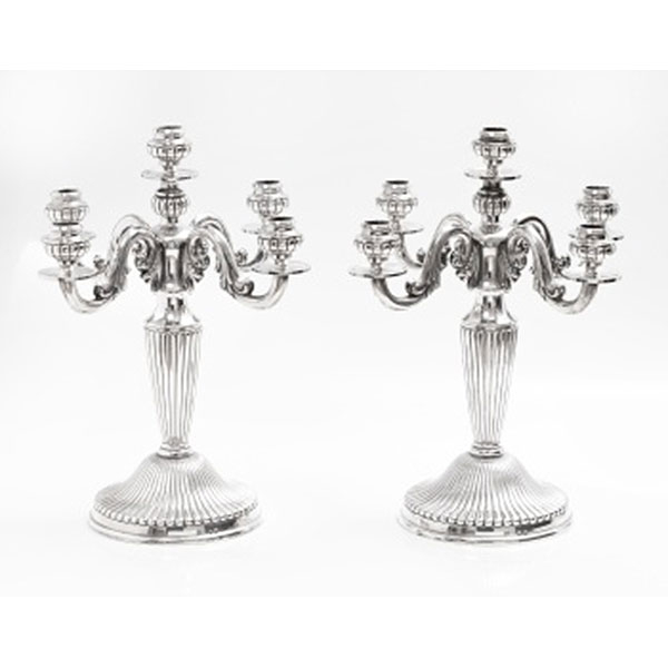 Pareja de candelabros de 5 brazos en plata con decoración de gallones y rocallas. Estilo Luis XVI. Marcas de platero.