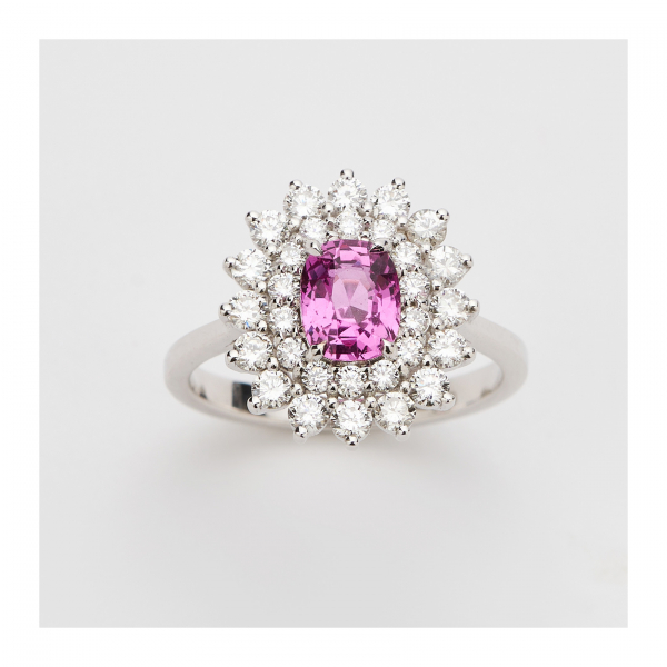 Sortija rosetón en oro blanco con zafiro rosa y doble orla de diamantes talla brillante.