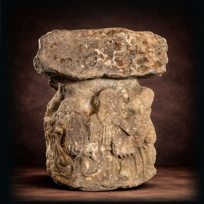 Excepcional Capitel Rom&aacute;nico (Siglo XI - Siglo XII).  En piedra gran&iacute;tica