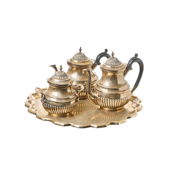 Juego de café de cuatro piezas en plata portuguesa punzonada 916 con contrastes de Oporto con decoración gallonada, polilobulada, motivos vegetales cincelados y dos mangos en madera, s.XX.