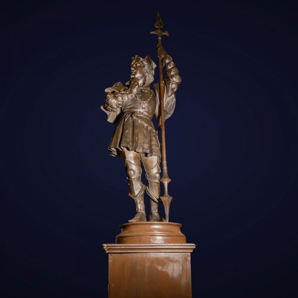 Monumental Escultura de Guarda Suizo en metal dorado, siglo XIX-XX.