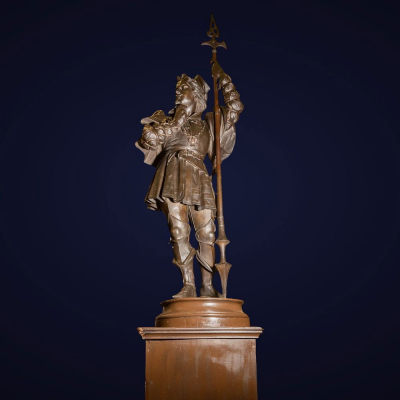 Monumental Escultura de Guarda Suizo en metal dorado, siglo XIX-XX.