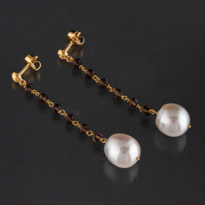 Pendientes largos de perlas y cuarzos montados en oro amarillo de 18kt.