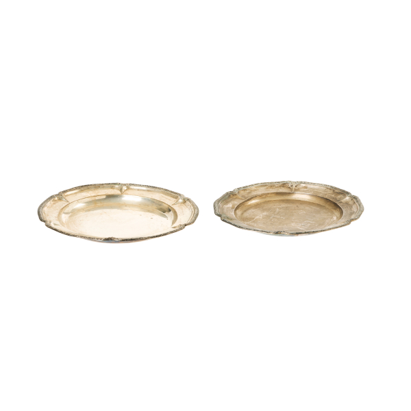 Pareja de bandejas en plata española punzonada con decoración lisa, bordes polilobulados y decoración perimetral de hojas de acanto, s.XX.
