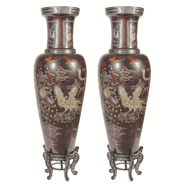 Pareja de jarrones vietnamitas en madera lacada con decoraciones incrustadas en n&aacute;car de aves f&eacute;nix, dragones y motivos cortesanos, c.1960.
