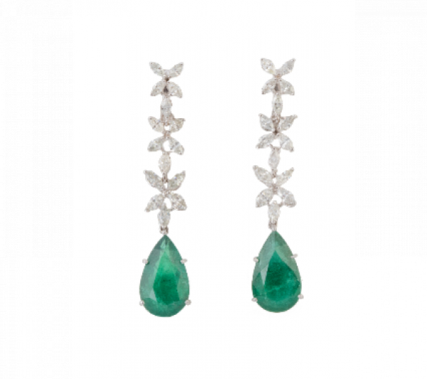 Pendientes largos con esmeraldas talla pera colgantes de tres flores de brillantes talla marquisse.   En oro blanco de 18K.