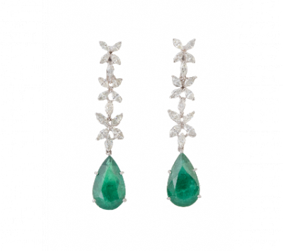 Pendientes largos con esmeraldas talla pera colgantes de tres flores de brillantes talla marquisse.   En oro blanco de 18K.