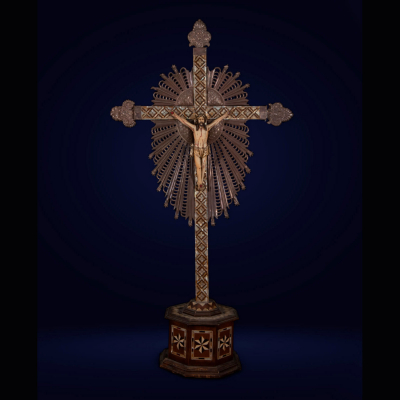 Cristo colonial Hispano Filipino para el mercado Mexicano en madera, madreperla y marfil del siglo XVII.