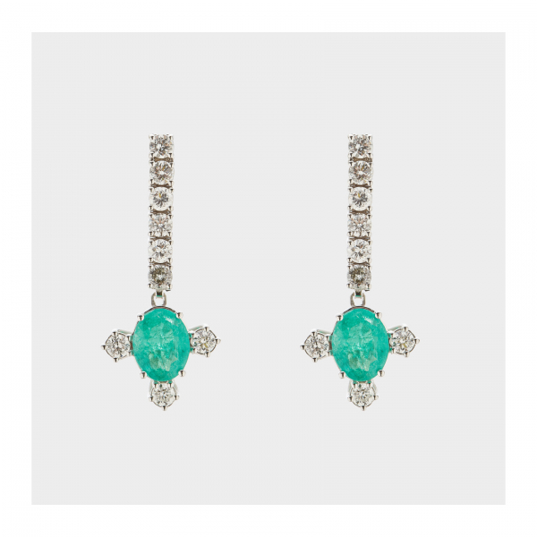Pendientes largos en oro blanco con tira de diamantes talla brillante rematada por esmeralda talla oval flanqueada por tres diamantes.