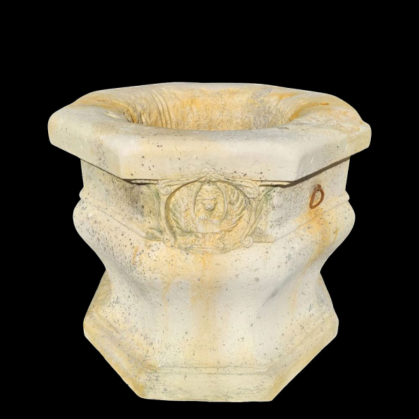 Brocal de pozo octogonal en mármol Botticino con dos relieves, Italia, siglo XX.