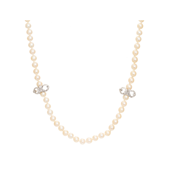 Collar de perlas cultivadas de 8 mm. con decoración floral en platino y diamantes tallas brillante antigua, 8/8 y rosa.