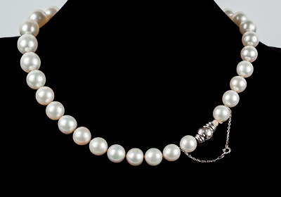 Collar formado por 33 grandes perlas australianas esféricas 