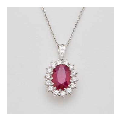 Colgante rosetón en oro blanco con rubí de Mozambique talla oval orlado por diamantes talla brillante.