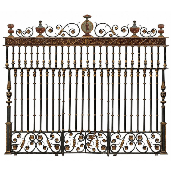Monumental Reja de palacio renacentista espa&ntilde;ola con medall&oacute;n de peregrino jacobeo, Escuela Castellana, Siglo XVI.