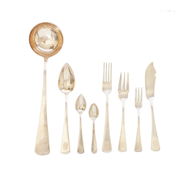 Cubertería en plata punzonada 916, s.XX. 72 piezas.