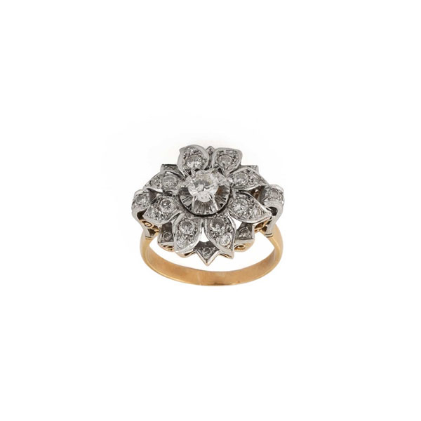 Sortija vintage en oro amarillo 18 k con un gran rosetón en vistas de oro blanco, con un limpio y blanco diamante central, talla brillante,  
