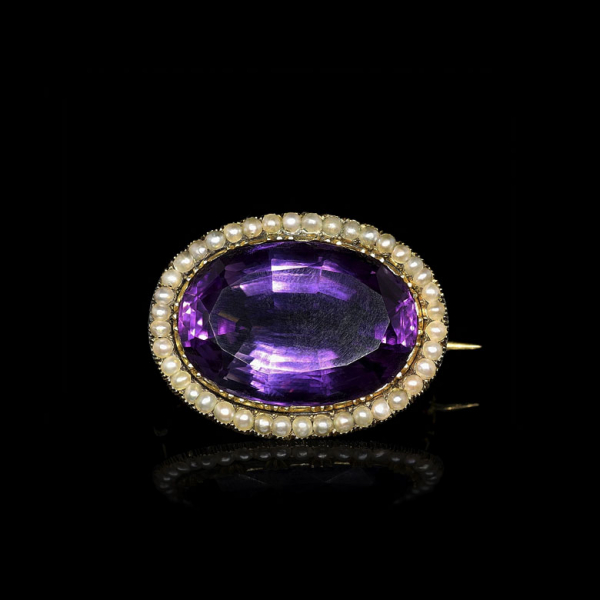 Broche-colgalte de oro de 14K con amatista oval y perlas, estilo Victoriano. 