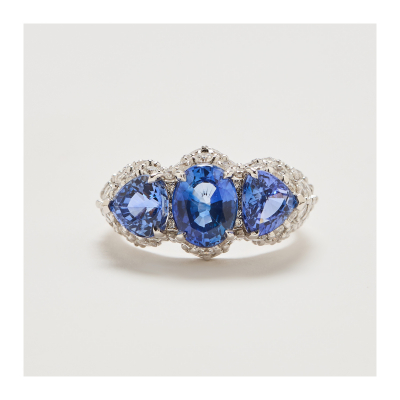 Sortija en oro blanco con tres zafiros azules tallas oval y trillón y diamantes talla brillante. Peso diamantes: 1,25 ct. aprox.