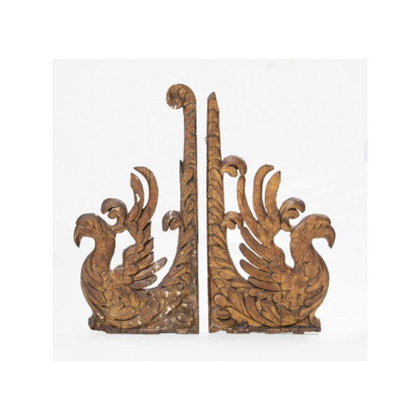 Pareja de tallas en madera dorada representando aves con decoración vegetal. Estilo Luis XVI.  Época: S. XVIII - S. XIX