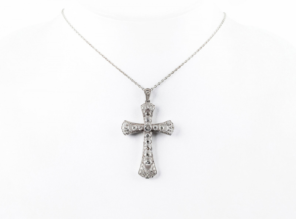 Cadenita con bella cruz colgante modernista en platino, cuajada de blancos diamantes 