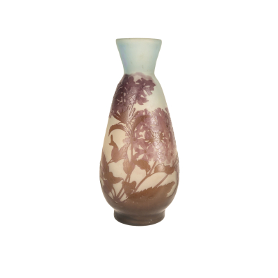 &Eacute;mile Gall&eacute; (Nancy, Francia, 1846-1904)  Jarr&oacute;n en &laquo;p&acirc;te de verre&raquo; doblado con decoraci&oacute;n vegetal y floral en camafeo 
