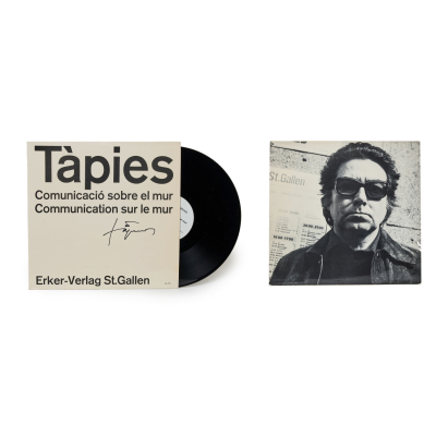 Antoni T&agrave;pies (Barcelona, 1923-2012).  Comunicaci&oacute; sobre el mur. &laquo;Communication sur le mur&raquo;.  Disco de vinilo LP de 12 pulgadas. Firmado a rotulador en la car&aacute;tula.