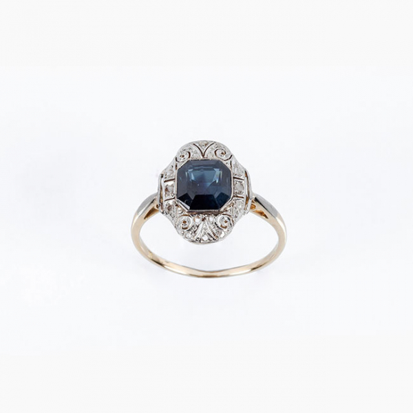 Delicada sortija de antigua 'art-decó' en oro amarillo 18 K, con un bonito zafiro fino azul con diamantitos  