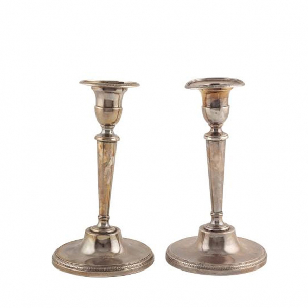 Pareja de candeleros fernandinos en plata española punzonada de Martínez, 1820. 