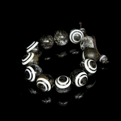 Pulsera de doce Dzi de &aacute;gata, Dinast&iacute;a Tang (618&ndash;907) o posterior.