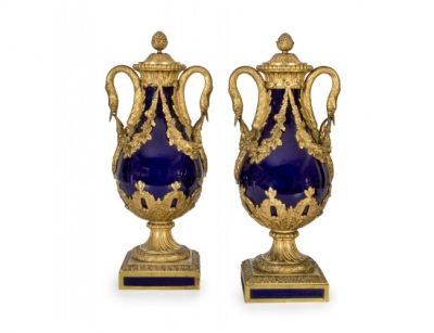 Pareja de copas de porcelana esmaltada en azul real y bronce dorado. Trabajo francés, segunda mitad del S. XIX