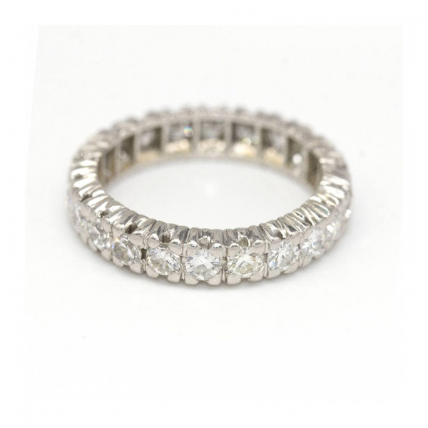 Sortija alianza en oro blanco con diamantes talla brillante engastados en garras. Peso diamantes: 2,20 ct. aprox.