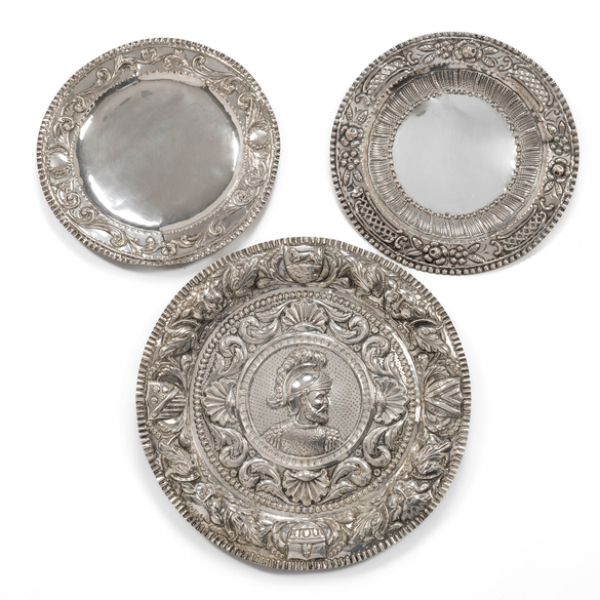 Conjunto de dos platos circulares y bandeja estilo renacentista en plata española y punzonada del siglo XX.