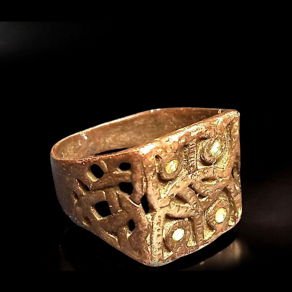 Anillo sello vikingo de plata con motivo entrelazado y dos cabezas de león, siglo XVI. 