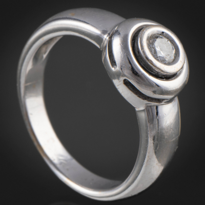 Anillo en oro blanco de 18 kt con brillante central de 0,20 kt.