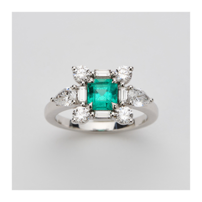 Sortija en oro blanco con esmeralda colombiana talla octogonal orlada por diamantes tallas perilla, brillante y baguette.