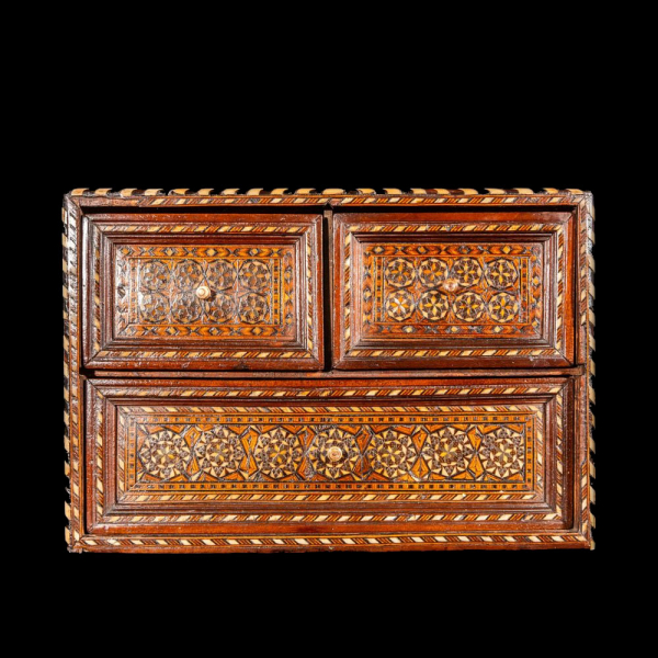 Peque&ntilde;o bargue&ntilde;o Hispano Morisco con taracea geom&eacute;trica, Granada, Siglo XVI-XVII.