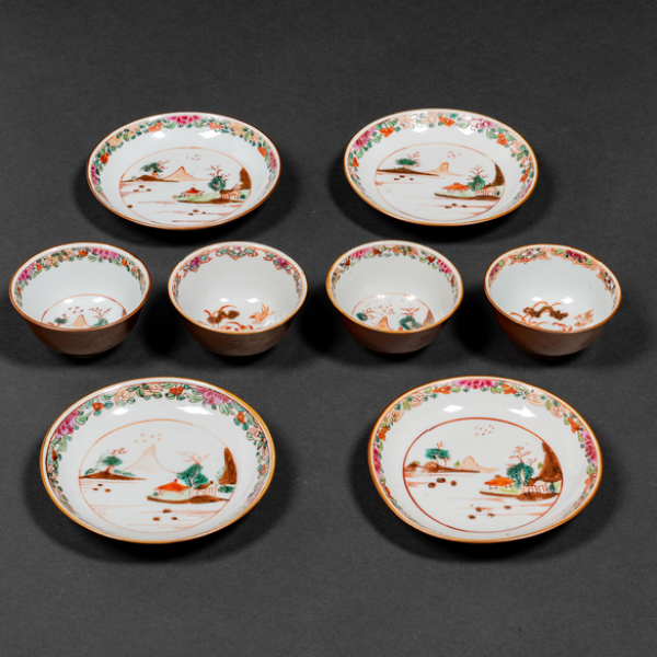 Conjunto de cuatro tazas y cuatro platos en porcelana china a Cafe au lait famille rose bell, siglo XVIII