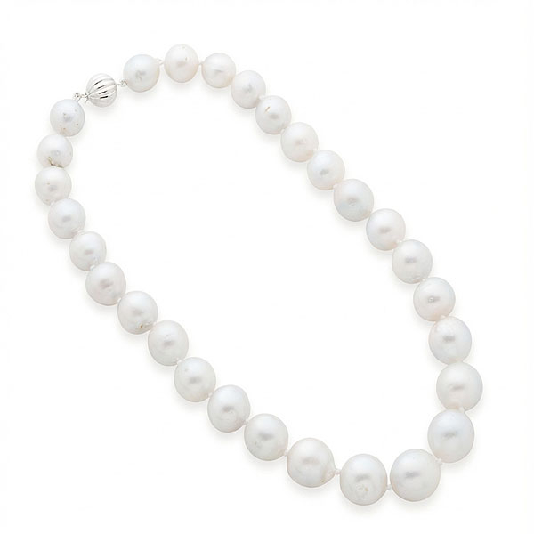 Gargantilla de perlas australianas en disminuci&oacute;n de 16 mm. y 13 mm. aprox. con cierre en oro blanco.