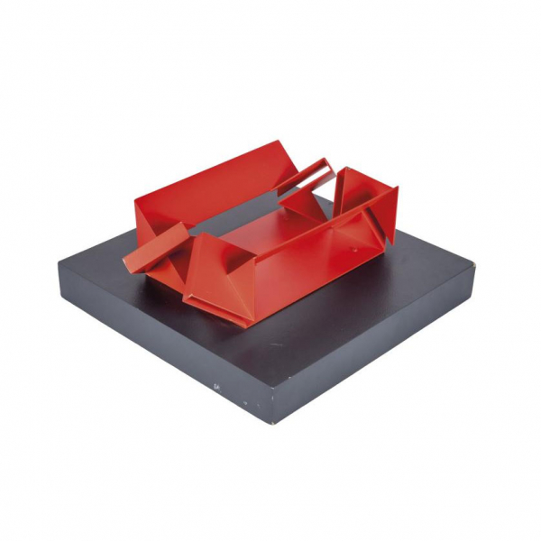 Eduardo Ramírez Villamizar.   "Sin título". Escultura realizada en acero patinado sobre base de madera 