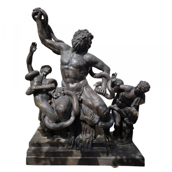 Escultura monumental de bronce de "Laocoonte", Italia, d&eacute;cada de 1950. 215 cm. 