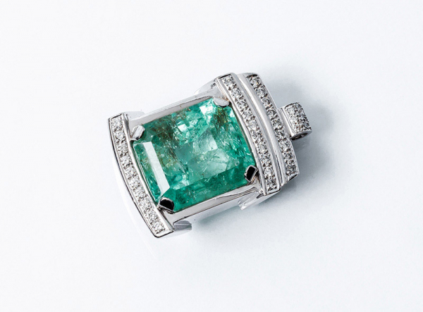 Colgante con una bella esmeralda de gran calidad y transparencia en sólida montura de oro blanco y diamantes