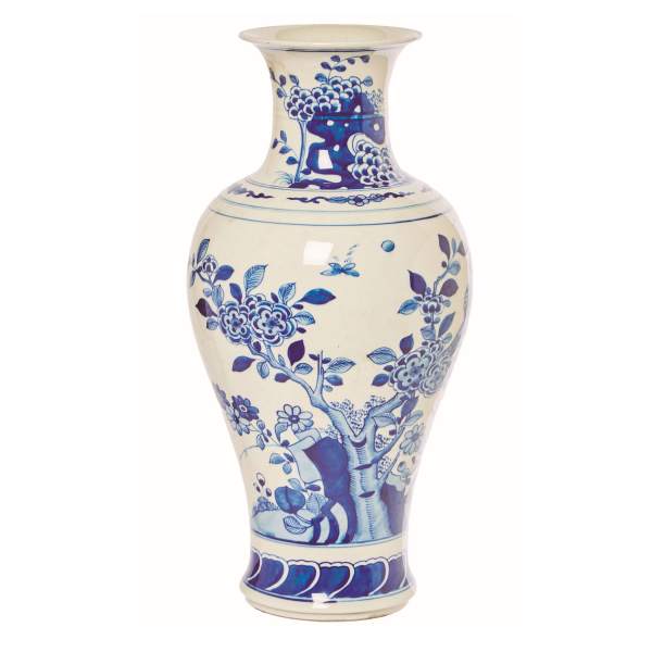 Jarrón en porcelana china azul y blanca con decoración esmaltada de motivos florales y de aves, dinastía Qing, ppios. del s.XX.