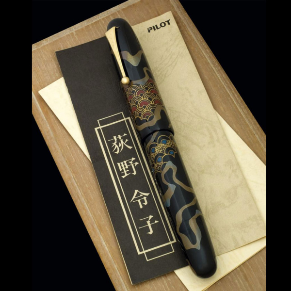 Estilográfica Pilot Namiki "Blue Ocean Wave" (Seikai Nami) en laca urushi por Reiko Ogino, 1989