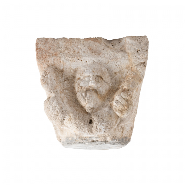 Escuela catalana, s.XII.  Capitel románico.  Capitel en piedra de Girona tallada con decoraciones antropomorfas.