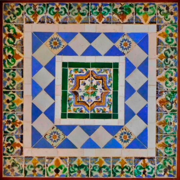 Composici&oacute;n con azulejer&iacute;a portuguesa en azul con motivo de jarr&oacute;n, Portugal, siglo XVII. 