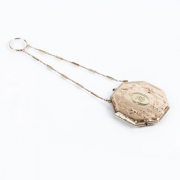 Bella caja de tocador de &eacute;poca Art-Dec&oacute;, Tiffany &amp; Co, firmada, realizada &iacute;ntegramente en oro amarillo y rosa 14 K. En forma octogonal, con decoraci&oacute;n de franjas, guirnaldas y motivos florales grabados.