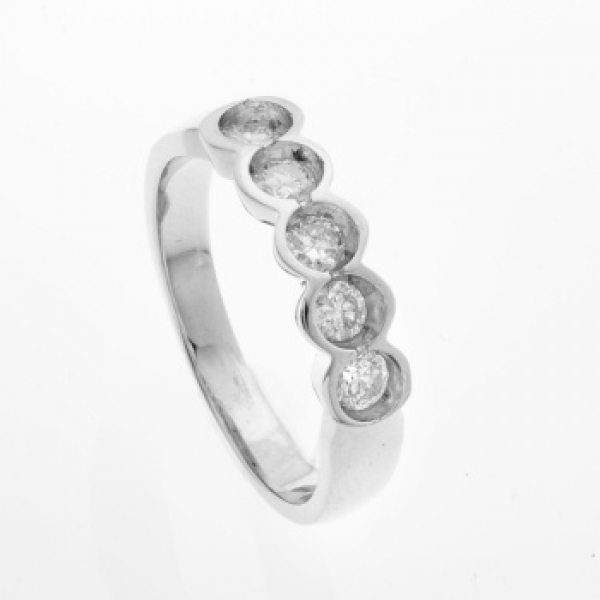 Cinquillo en oro blanco con diamantes talla brillante con un peso total de 0,59 cts. aprox.