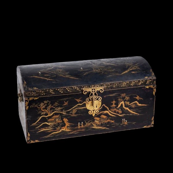 Gran baúl en laca y oro chino del siglo XVIII. 