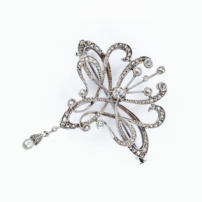 Bonito colgante-alfiler antiguo de estilo modernista, diseño art-nouveau en sólida montura de oro blanco 18 K o platino, con un limpio diamante, talla brillante muy antigua